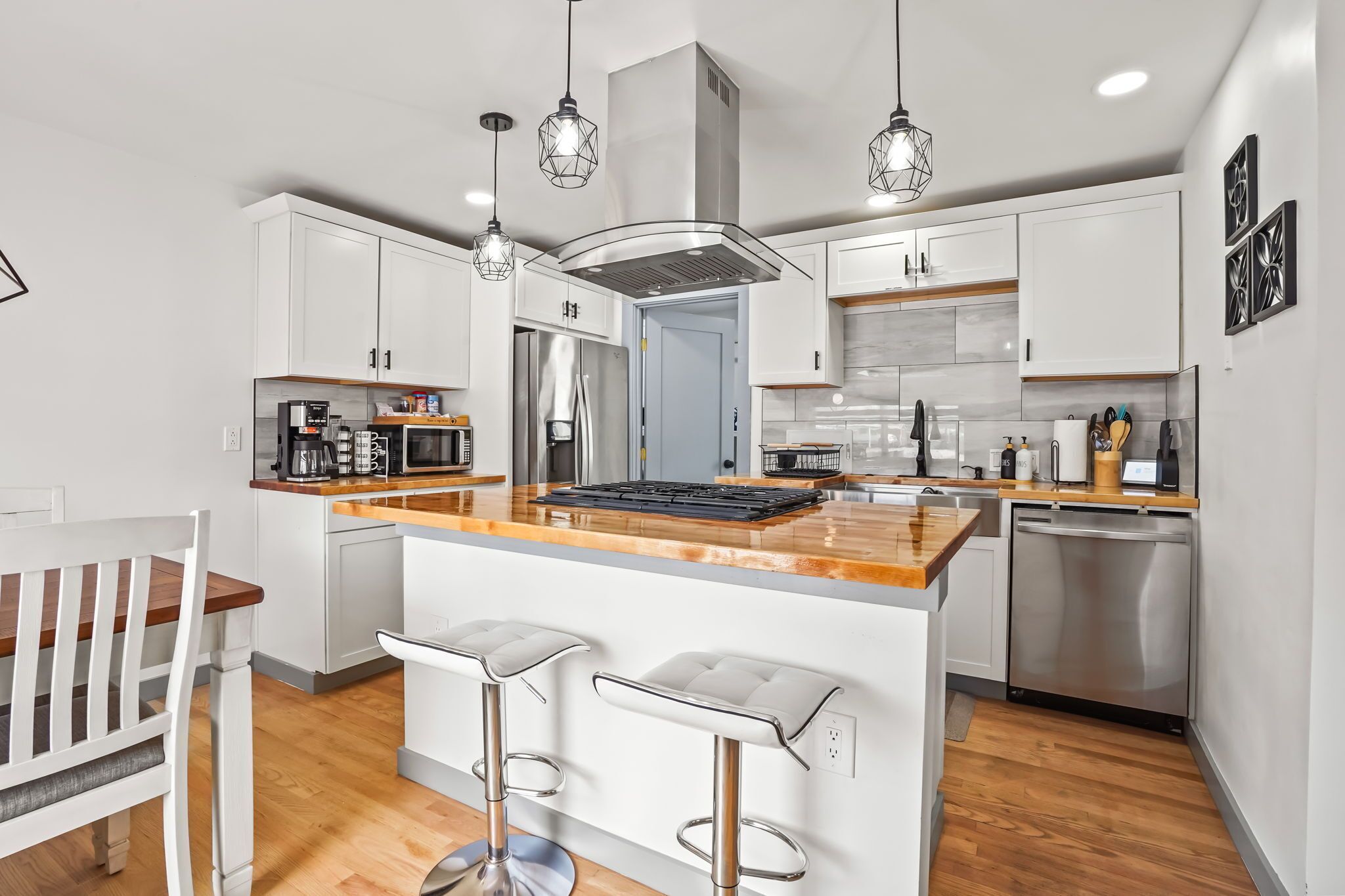 Modern Getaway Near NNU Hot Tub