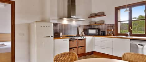 ثلاجة، ميكروويف، فرن، غسالة أطباق