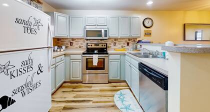 The Palms water-view condo near beach with outdoor pool, streaming, balcony, AC