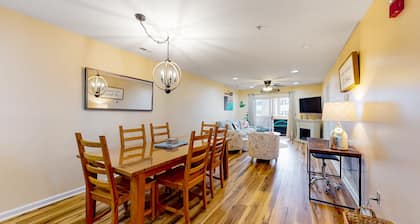 The Palms water-view condo near beach with outdoor pool, streaming, balcony, AC