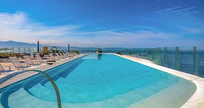 Oceanfront luxury with amazing view, 4 pools, private beach, on-site spa, dining