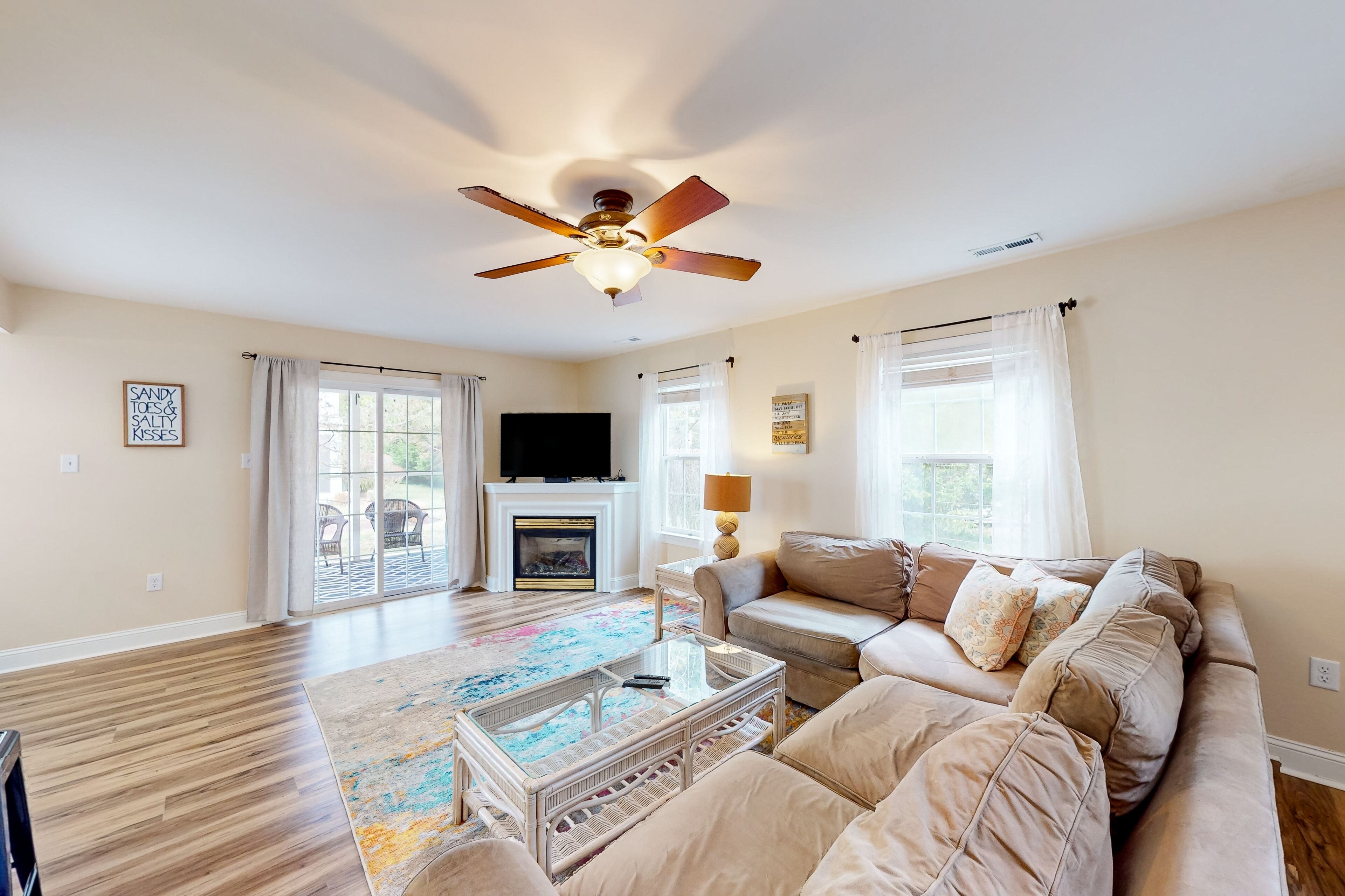 Télévision, cheminée, lecteur de DVD