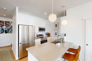 Kylskåp, mikrovågsugn, ugn och spishäll