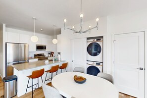 Kylskåp, mikrovågsugn, ugn och spishäll