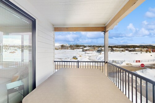 Mountain view hideaway with private hot tub, furnished balcony, & washer/dryer