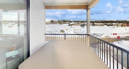 Mountain view hideaway with private hot tub, furnished balcony, & washer/dryer