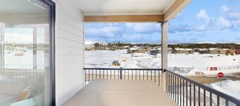 Mountain view hideaway with private hot tub, furnished balcony, & washer/dryer