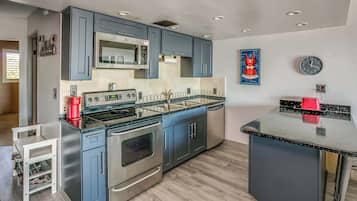 Coffee/tea maker, fridge, microwave, oven