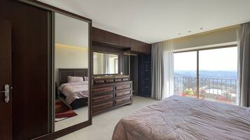 4 slaapkamers, een strijkplank/strijkijzer, wifi, beddengoed