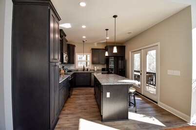 Adorable contemporary cabin with private hot tub, washer/dryer, AC, & firepit