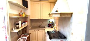 Kühlschrank, Mikrowelle, Herdplatte, Wasserkocher mit Kaffee-/Teezubehör