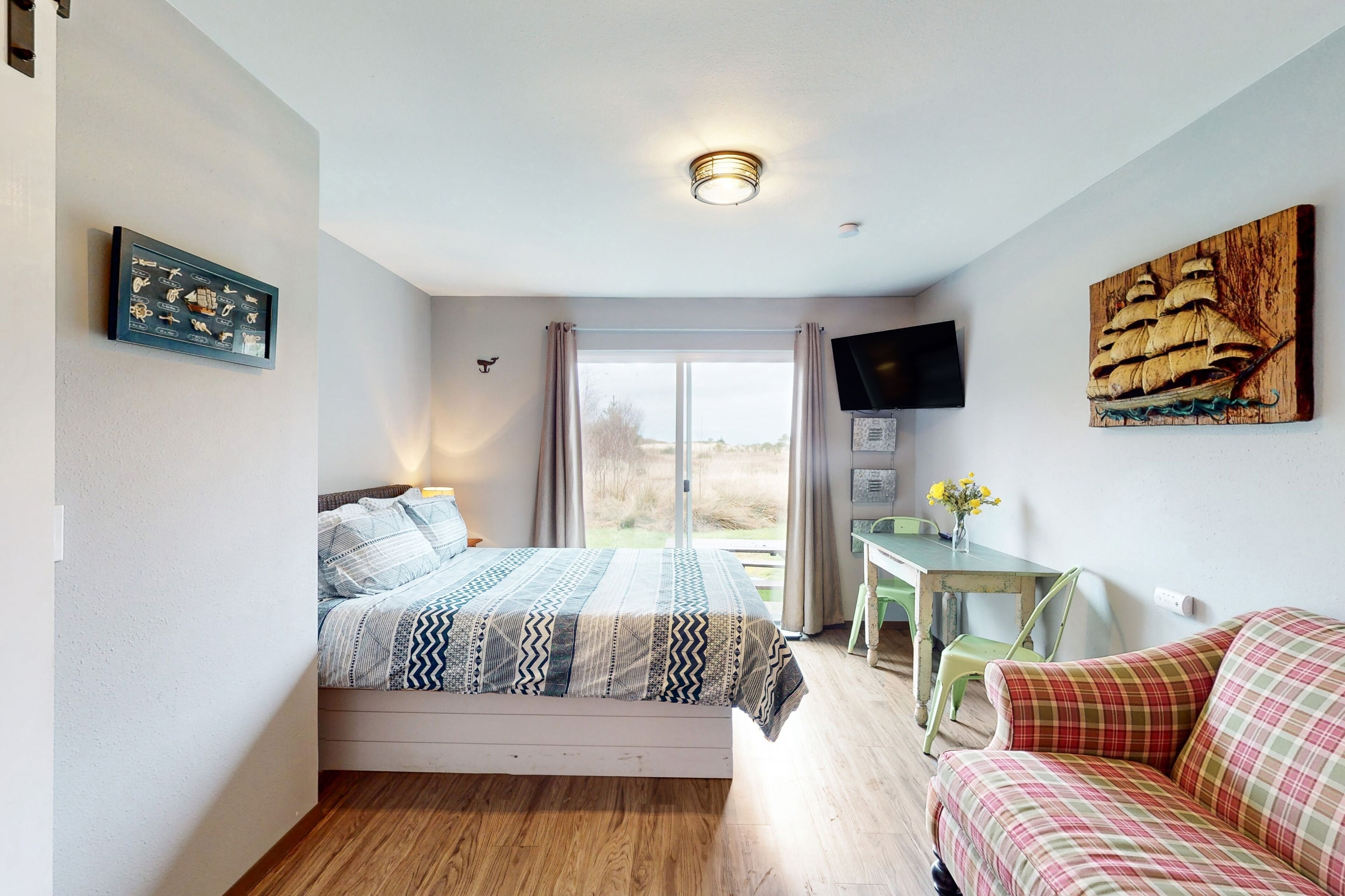 Dog-friendly studio with lovely dune views & hot tub - walk to the beach