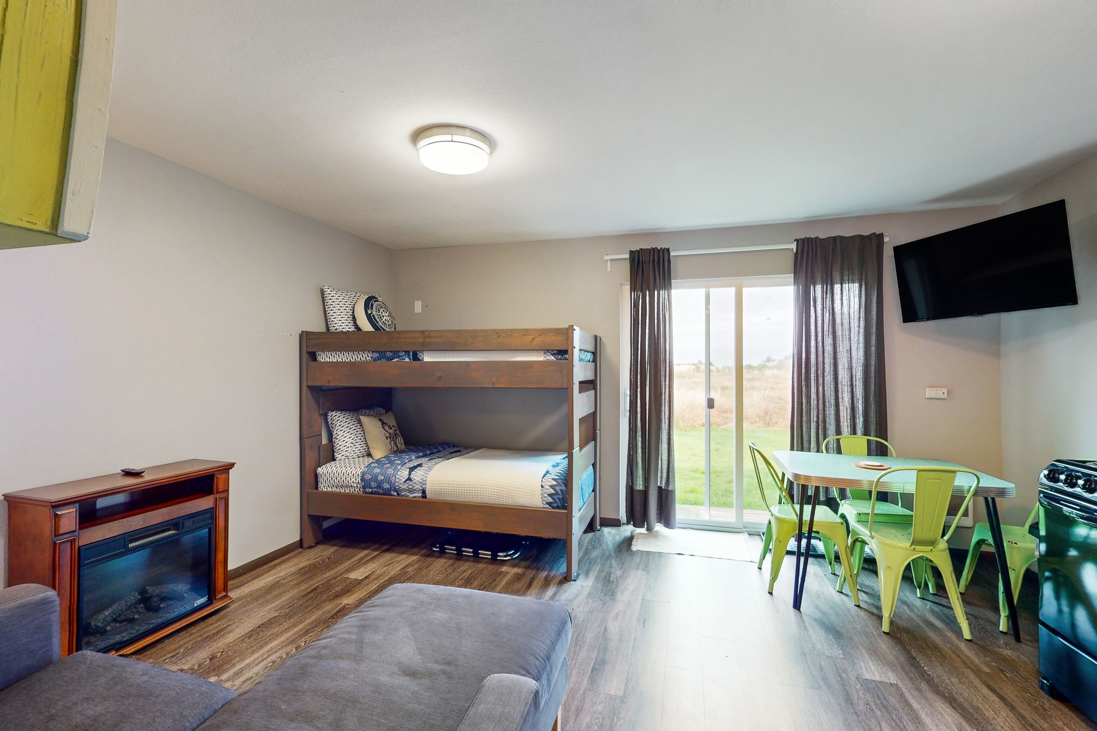 Tranquil dog-friendly condo with hot tub, kitchenette, fireplace, dune views