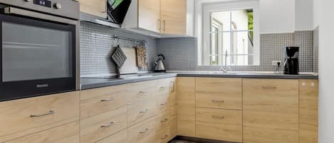 Fridge, microwave, dishwasher, cookware/dishes/utensils