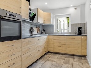 Kühlschrank, Mikrowelle, Geschirrspüler, Kochgeschirr/Geschirr/Besteck