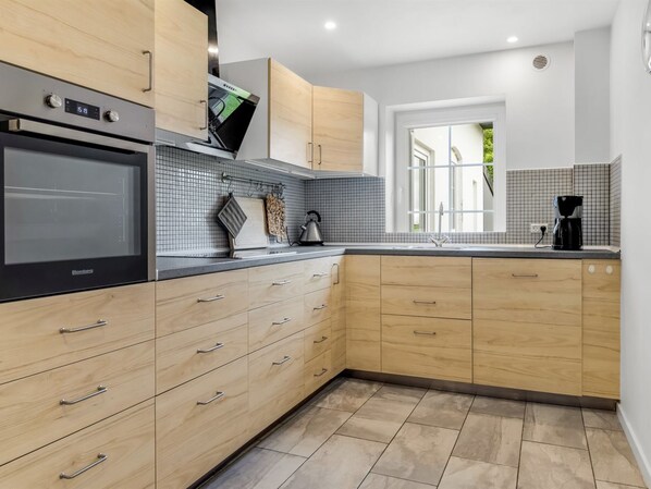 Fridge, microwave, dishwasher, cookware/dishes/utensils