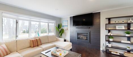 Televisie, een open haard, videospelletjes en een tafeltennistafel