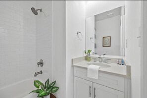 Shower, towels, soap, shampoo - Candler Park Hideaway Gem! BBQ and Parking (Atlanta)