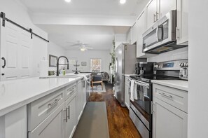 Fridge, microwave, oven, stovetop - Candler Park Hideaway Gem! BBQ and Parking (Atlanta)