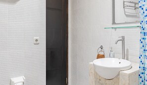 Suite Standar | Kamar mandi | Perlengkapan mandi gratis, sabun,  dan sampo