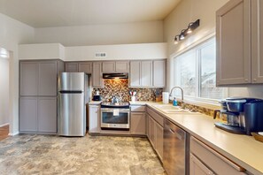 Geladeira, micro-ondas, fogão, cooktop