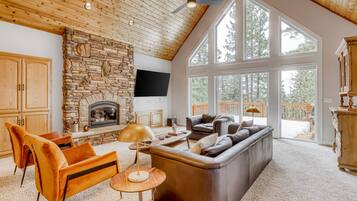 Televisión y chimenea