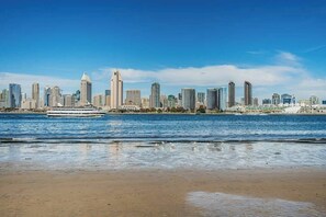 Beach nearby - Dahlia Suite I Steps to Bay, Shops, Food + More (Coronado)