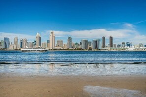 Una playa cerca