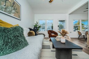 TV, offices - Dahlia Suite I Steps to Bay, Shops, Food + More (Coronado)