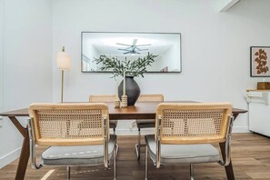 Dining - Poppy Suite I Steps to Dining, Shops + Ferry (Coronado)