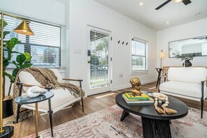 TV, offices - Poppy Suite I Steps to Dining, Shops + Ferry (Coronado)