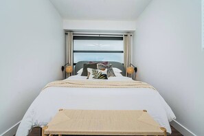 2 habitaciones, escritorio y tabla de planchar con plancha