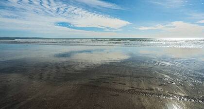 Camellia Suite I Walkable Near Shops + Dining