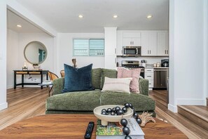 TV, offices - Camellia Suite I Walkable Near Shops + Dining (Coronado)