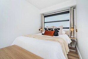 2 soverom, skrivebord, strykejern/-brett og reiseseng for barn