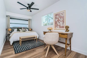2 Schlafzimmer, Schreibtisch, Bügeleisen/Bügelbrett, Reisekinderbett