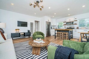 TV, offices - Magnolia Suite I Steps to Shops, Dining + Bay (Coronado)