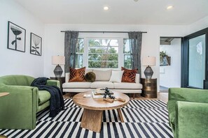 TV, offices - Magnolia Suite I Steps to Shops, Dining + Bay (Coronado)