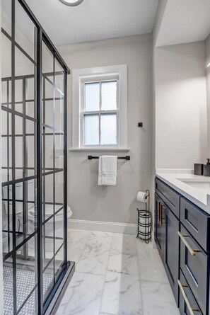 Dusj, hårføner og håndklær