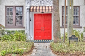 Exterior detail - Historic Apt - Blocks from Shoppes of Avondale! (Jacksonville)