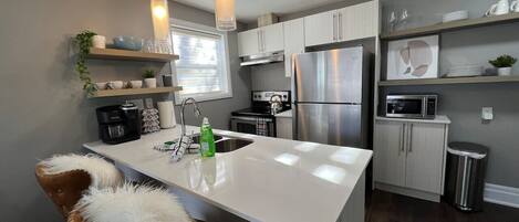 冷蔵庫、電子レンジ、オーブン、コンロ