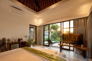 Villa, 1 chambre, au bord de la piscine | 1 chambre, coffre-fort, accès au Wi-Fi (inclus), literie fournie