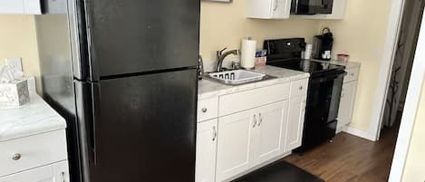 Refrigerador, microondas, cafetera/tetera, tostadora