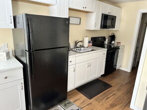 Refrigerador, microondas, cafetera y tetera y tostadora 