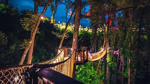 Romantic Cozy Cabin• A+ Mtn Views• Swing• Hot Tub• Firepit• Private & Central