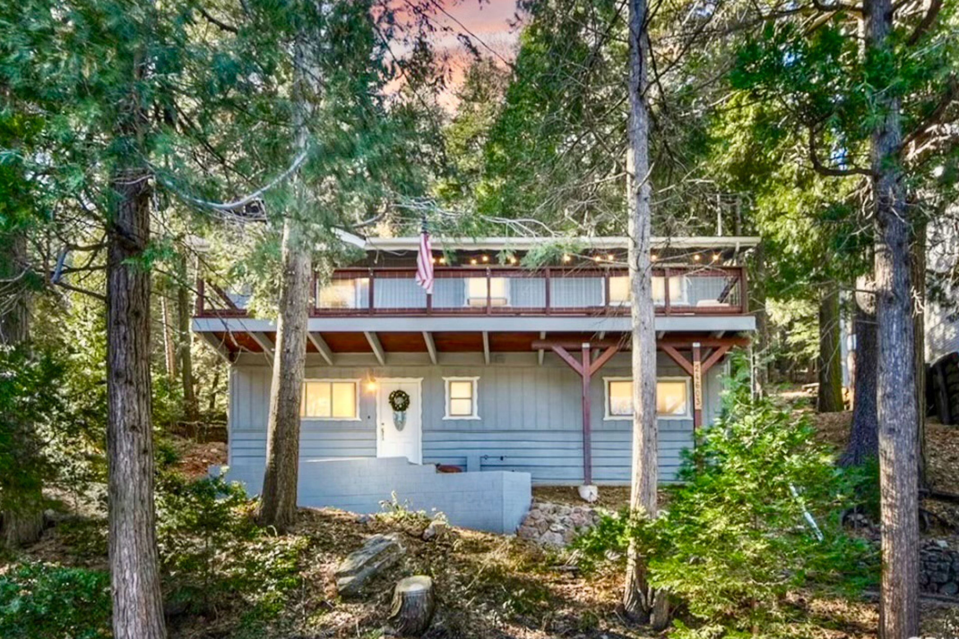 Remodeled Crestline Cabin 1 Mi to Lake Gregory