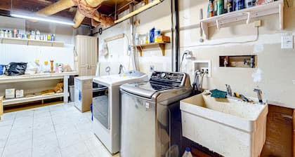 Remodeled Crestline Cabin 1 Mile to Lake Gregory with Balcony Views