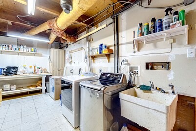 Remodeled Crestline Cabin 1 Mile to Lake Gregory with Balcony Views