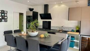 Réfrigérateur, micro-ondes, four, plaque de cuisson