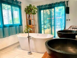 Ducha, secador de pelo y toallas